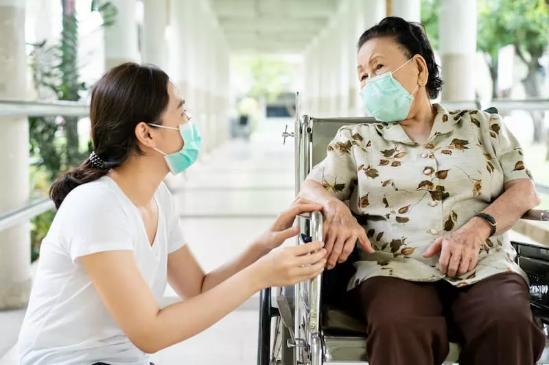 Personnage âgée en fauteuil roulant après une maladie liée à la vieillesse