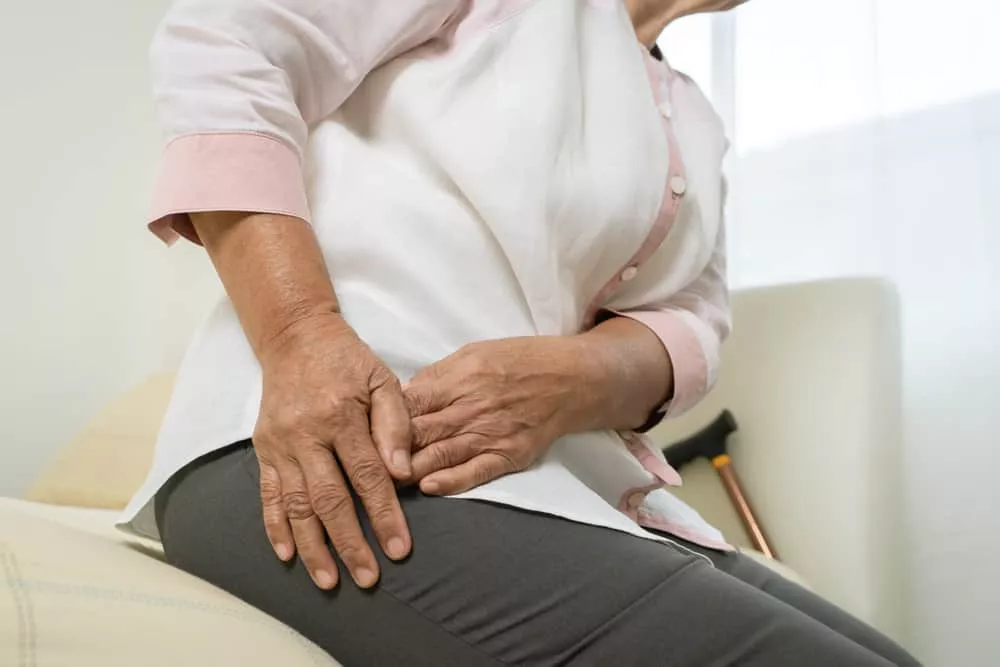 Une femme âgée qui a de l'arthrose à la hanche