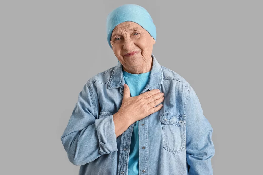 Une femme âgée atteinte du cancer