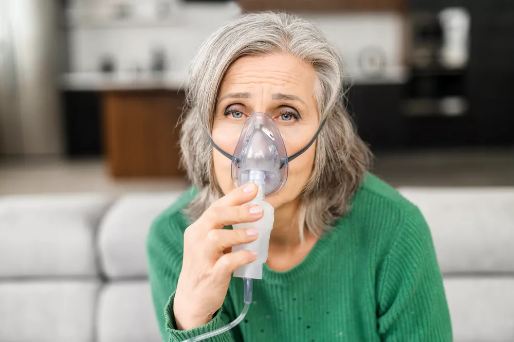 Une femme âgée qui est en manque d'oxygène