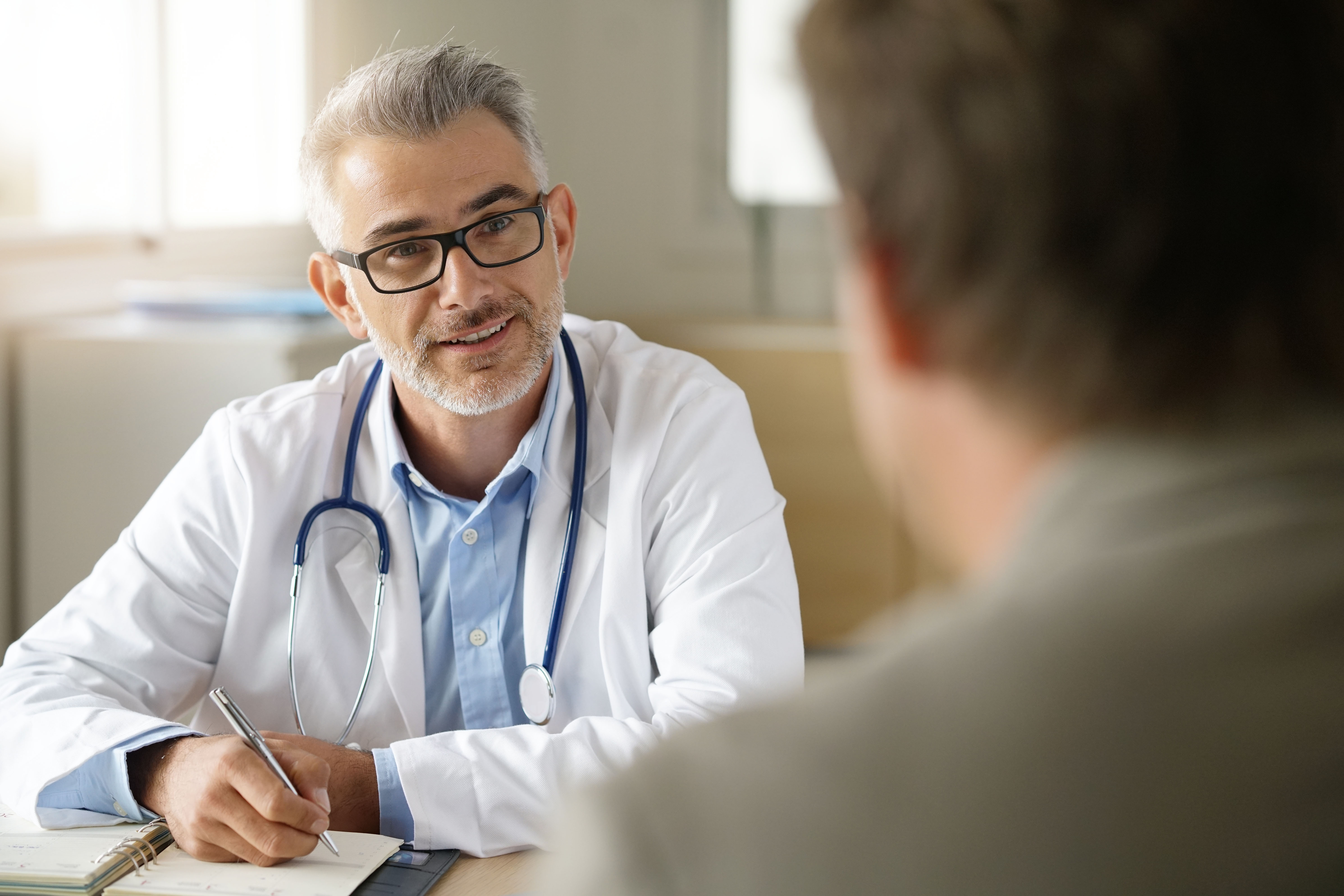 Docteur écoutant et souriant à son patient