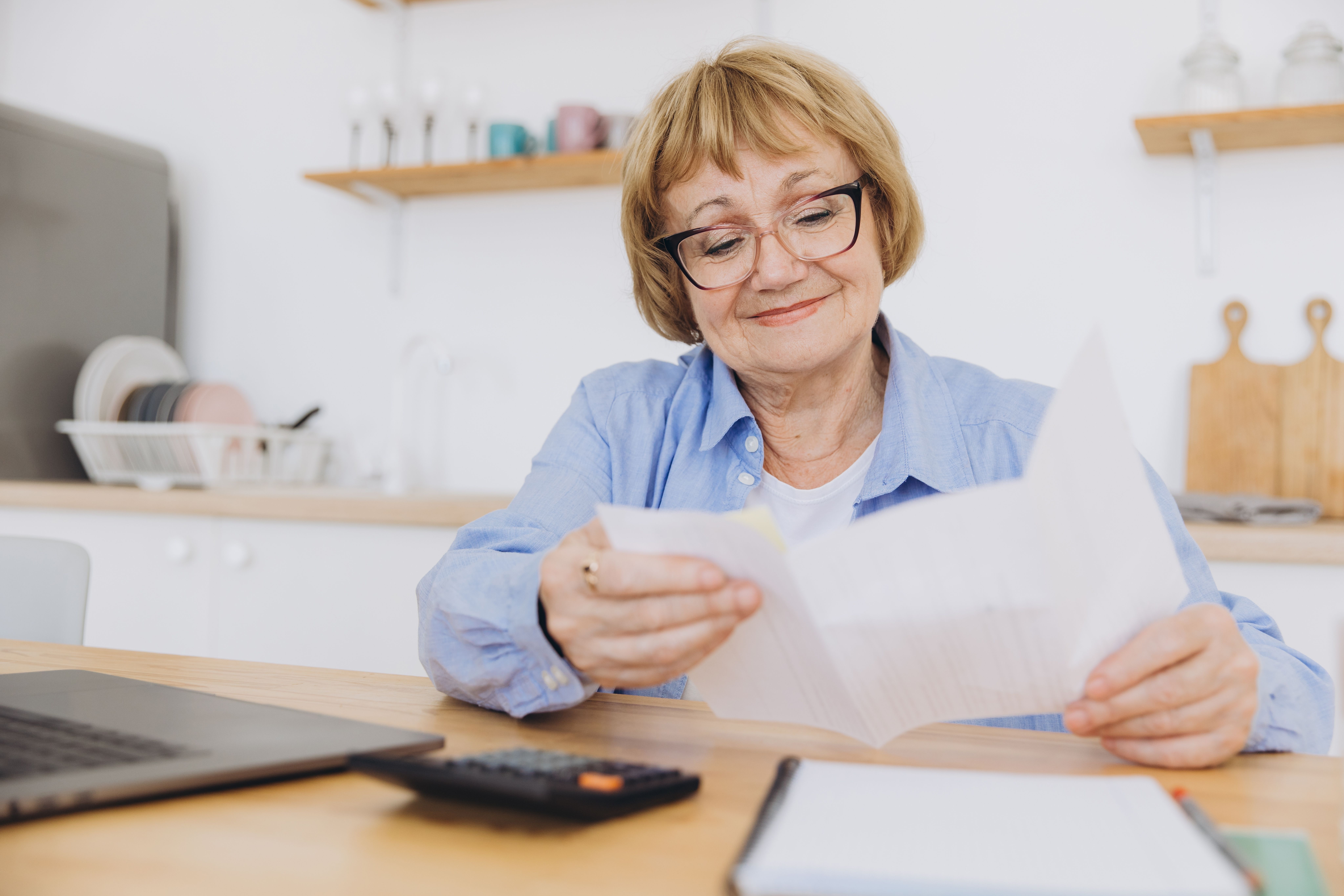 Senior calculant les remboursements de sa mutuelle