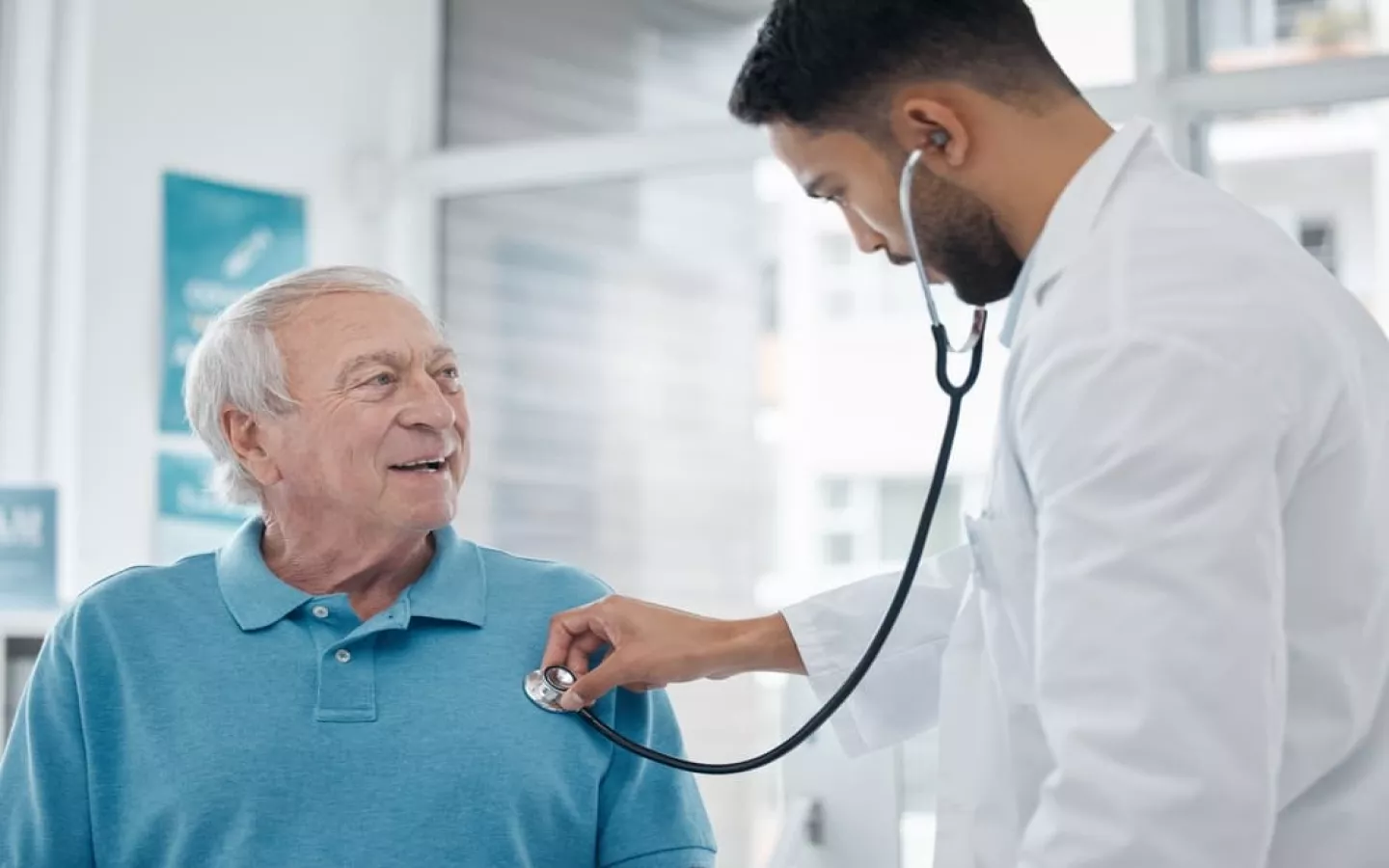 Examen de prévention de santé (EPS) effectué par un médecin sur un homme âgé