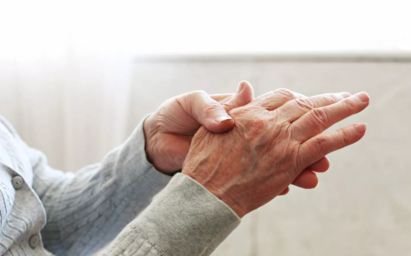Personne âgée souffrante d'arthrose et de douleurs aux articulations
