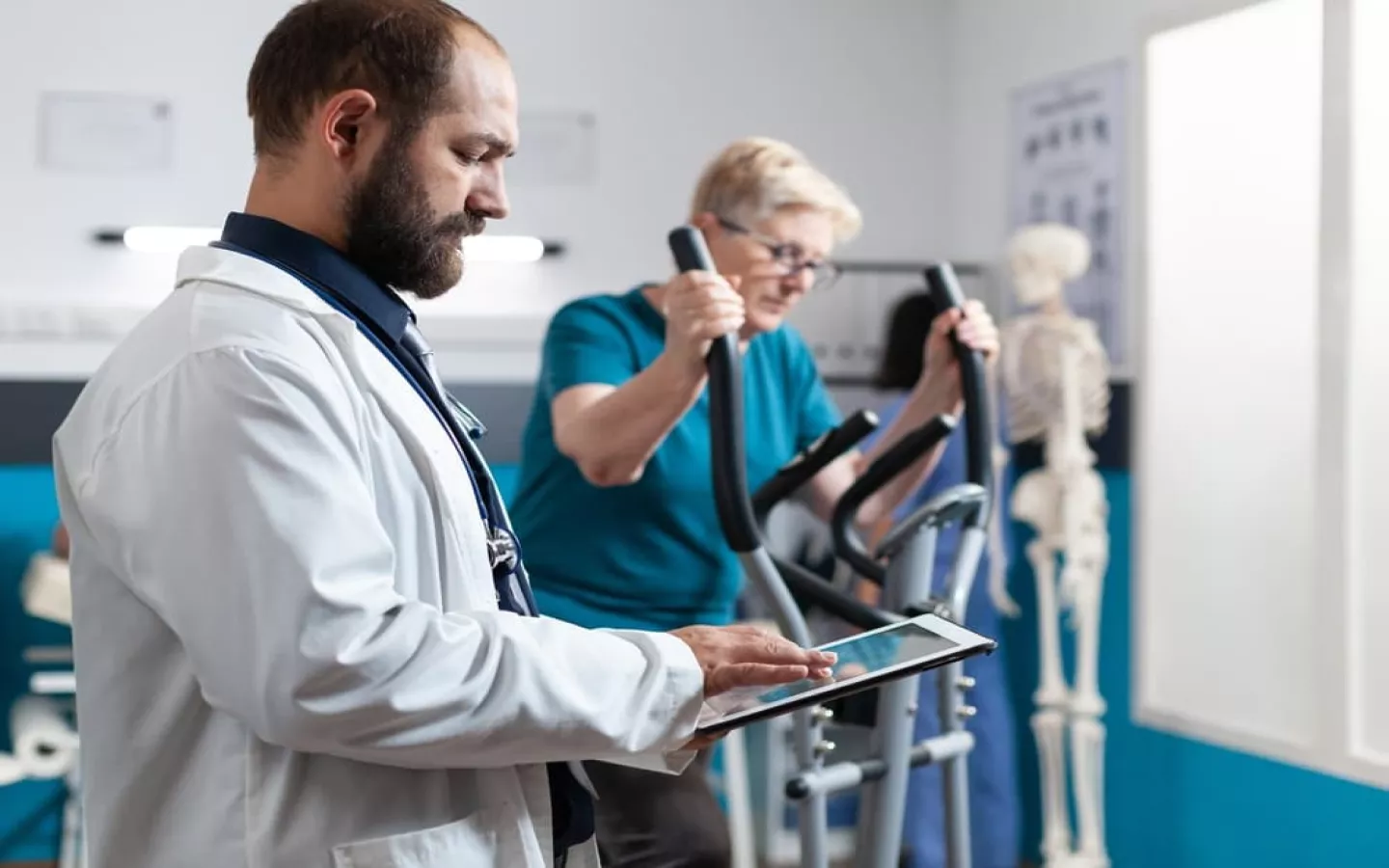 Test d'effort effectué par un médecin cardiologue pour une patiente âgée