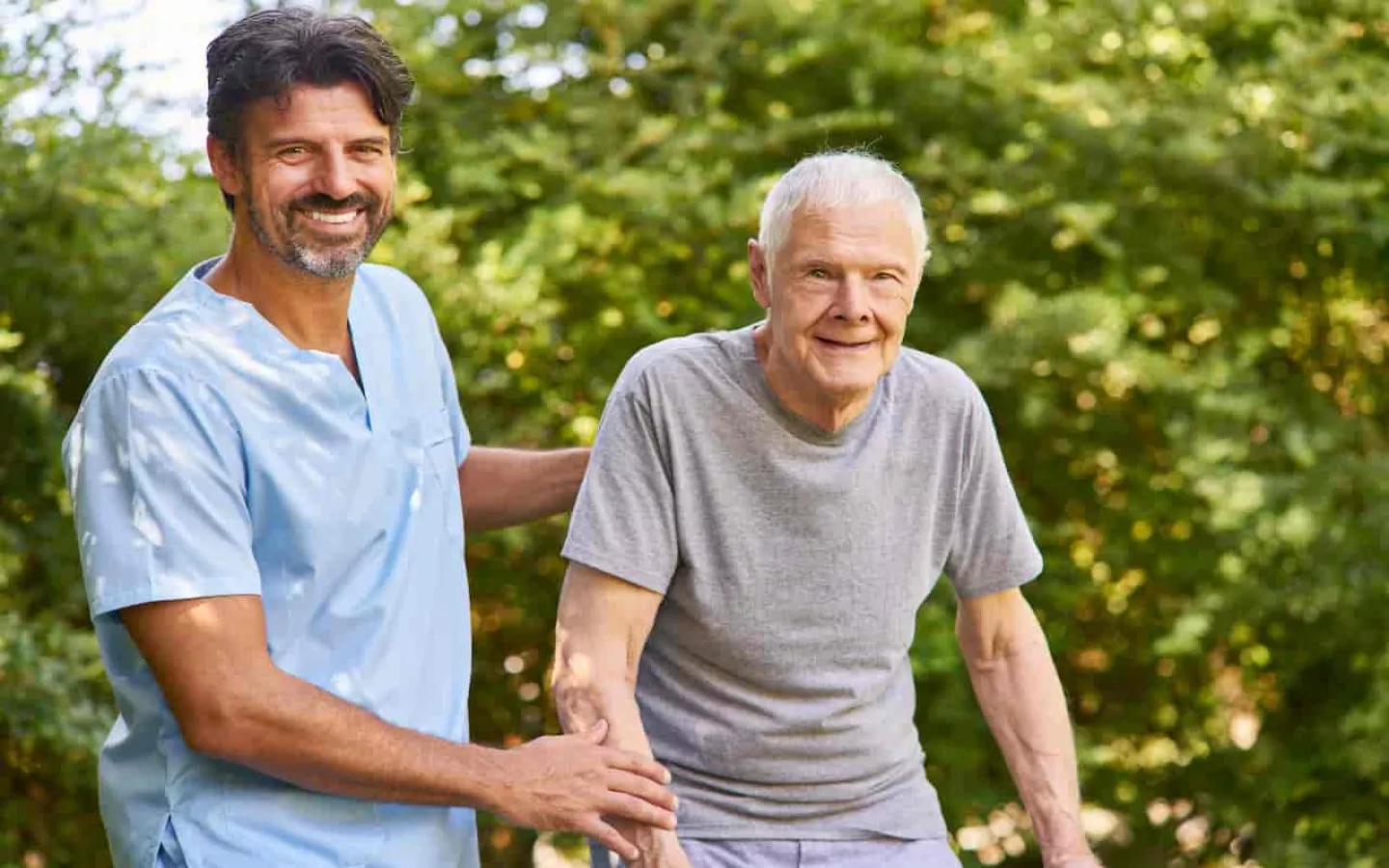 Personne âgée accompagnée d'un infirmier en cure thermale de remise en forme