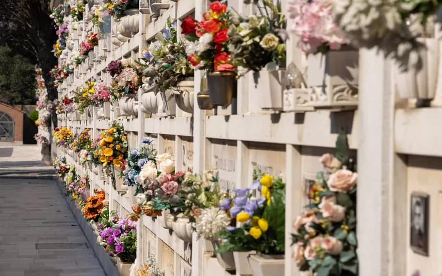 columbarium avec des fleurs