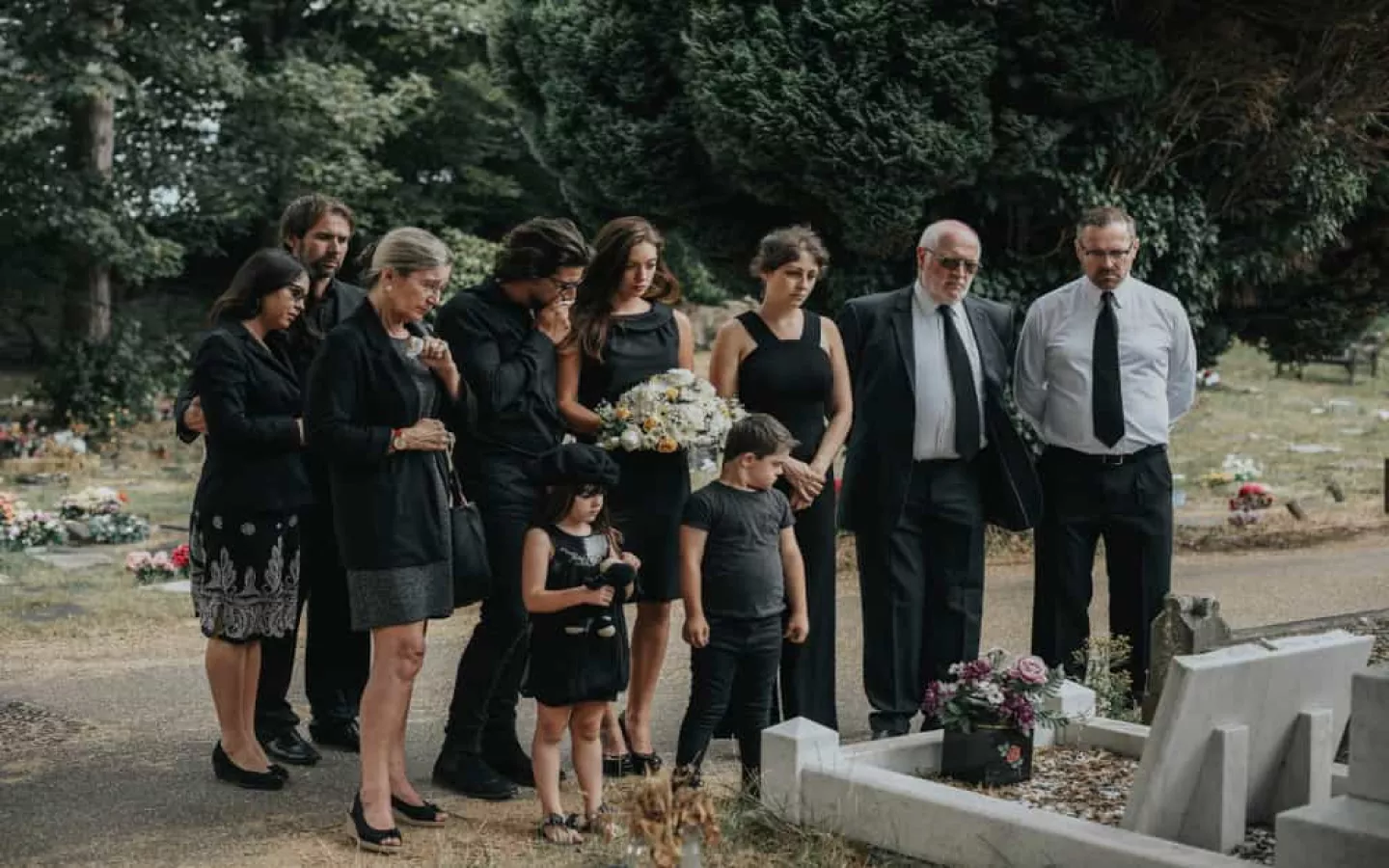 une famille assiste à un enterrement