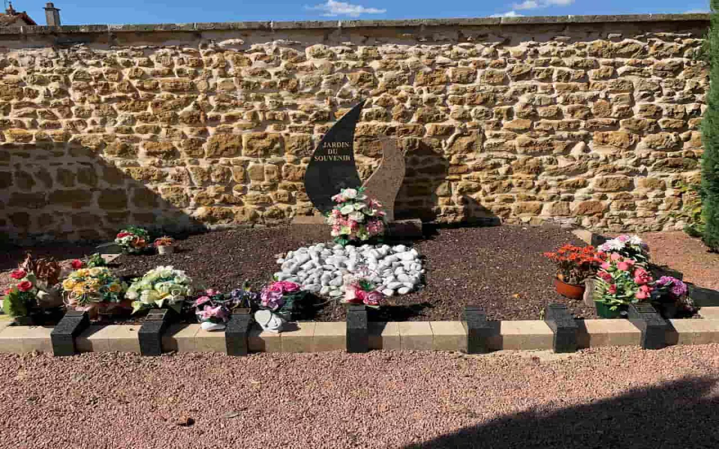 Jardin du souvenir au sein d'un cimetière