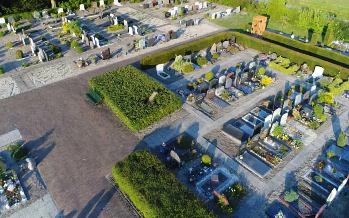 Vue aérienne d'un cimetière avec un ossuaire