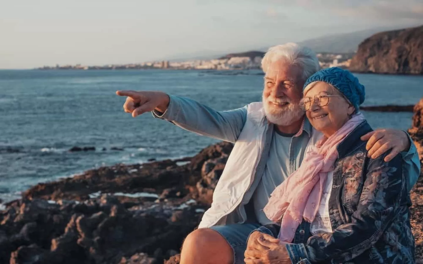 couple de personne âgée en voyage