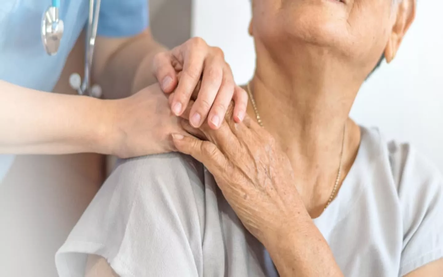 Femme âgée en consultation chez un médecin gériatre