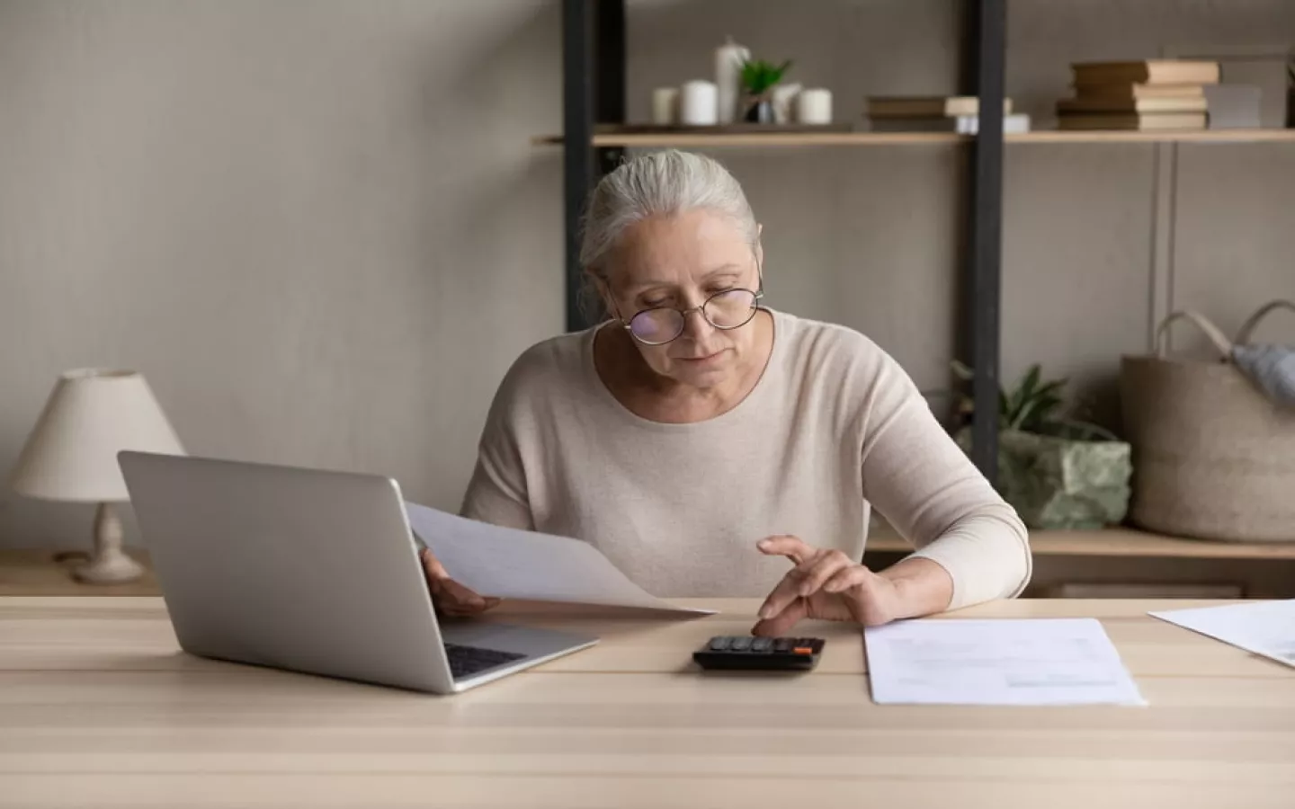 personne âgée qui calcule quel montant et comment le payer l'ehpad