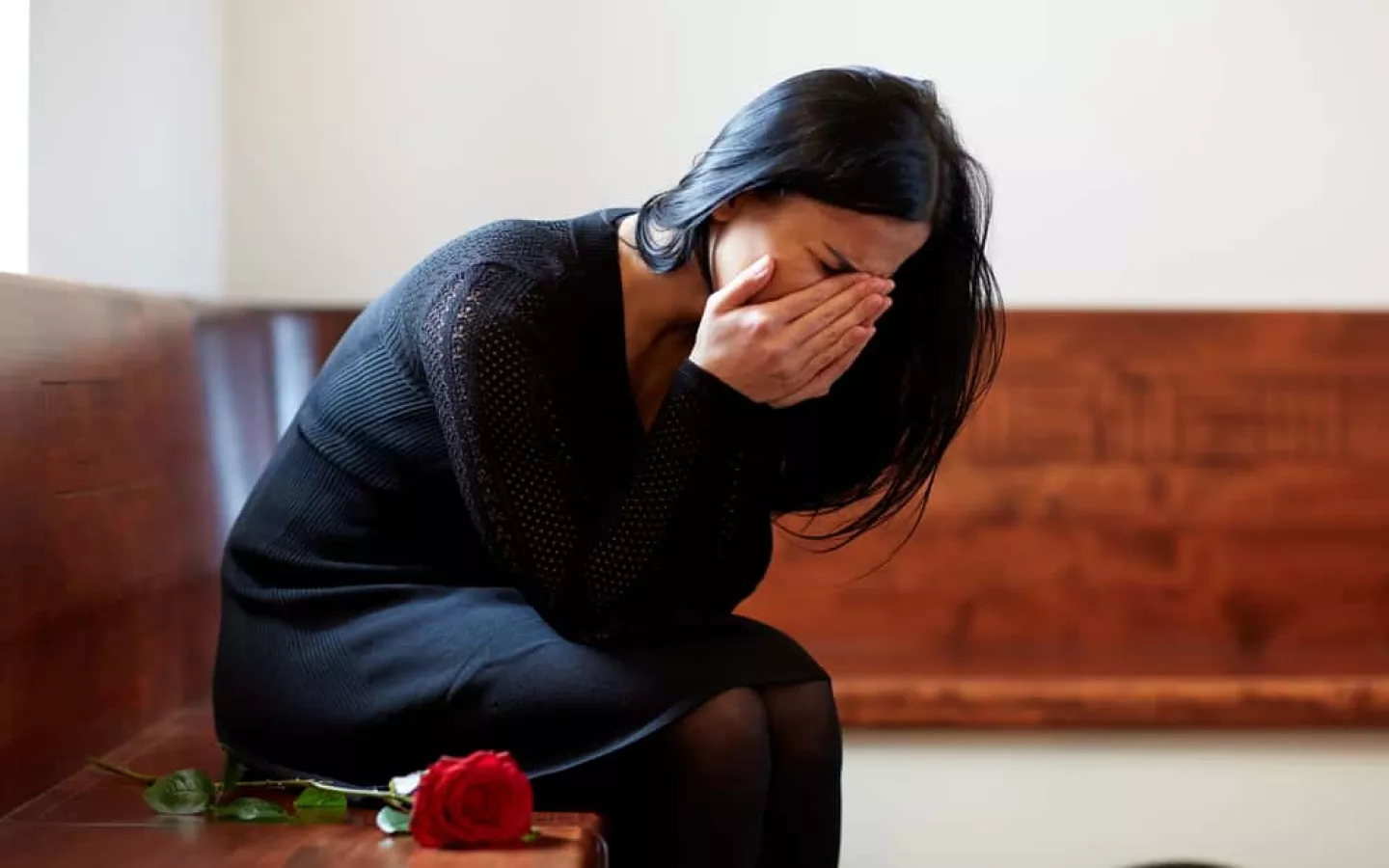 Une femme assit sur un banc en plein deuil pathologique