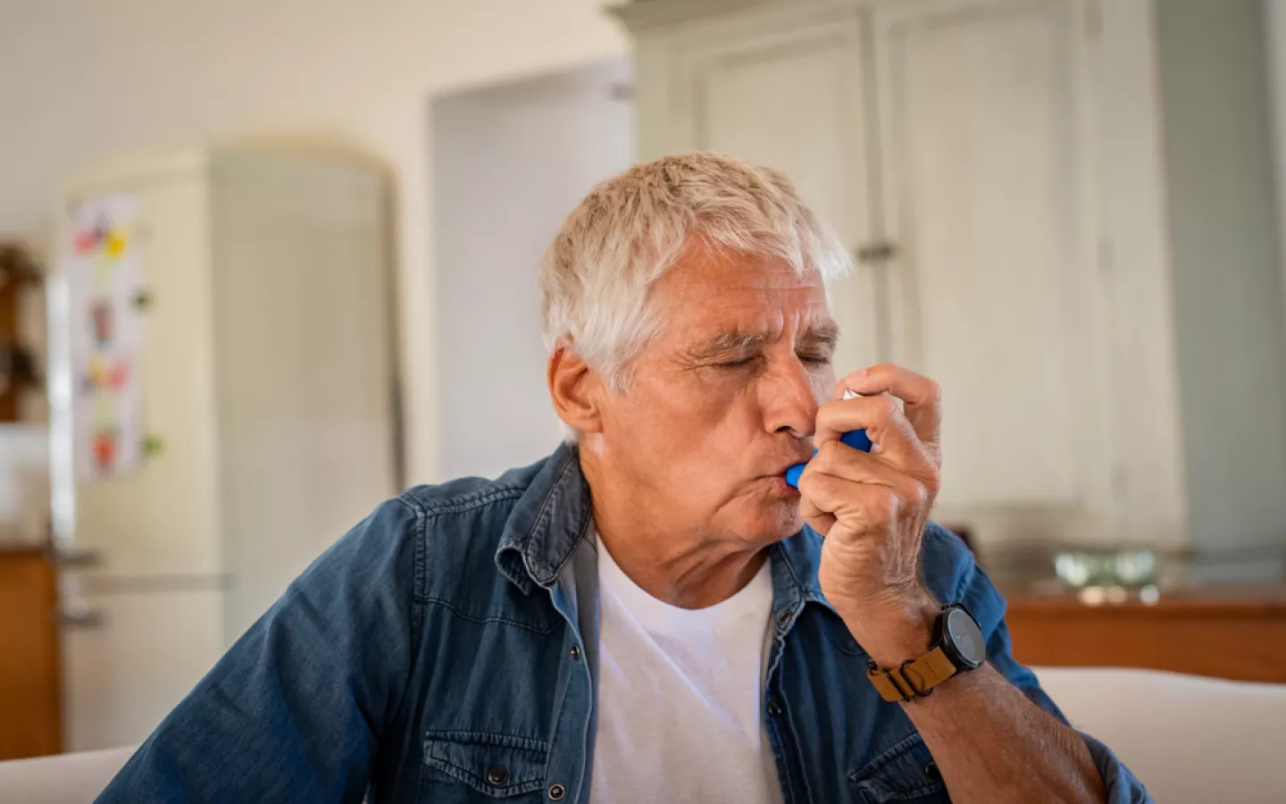 Une homme âgé essoufflé après un effort