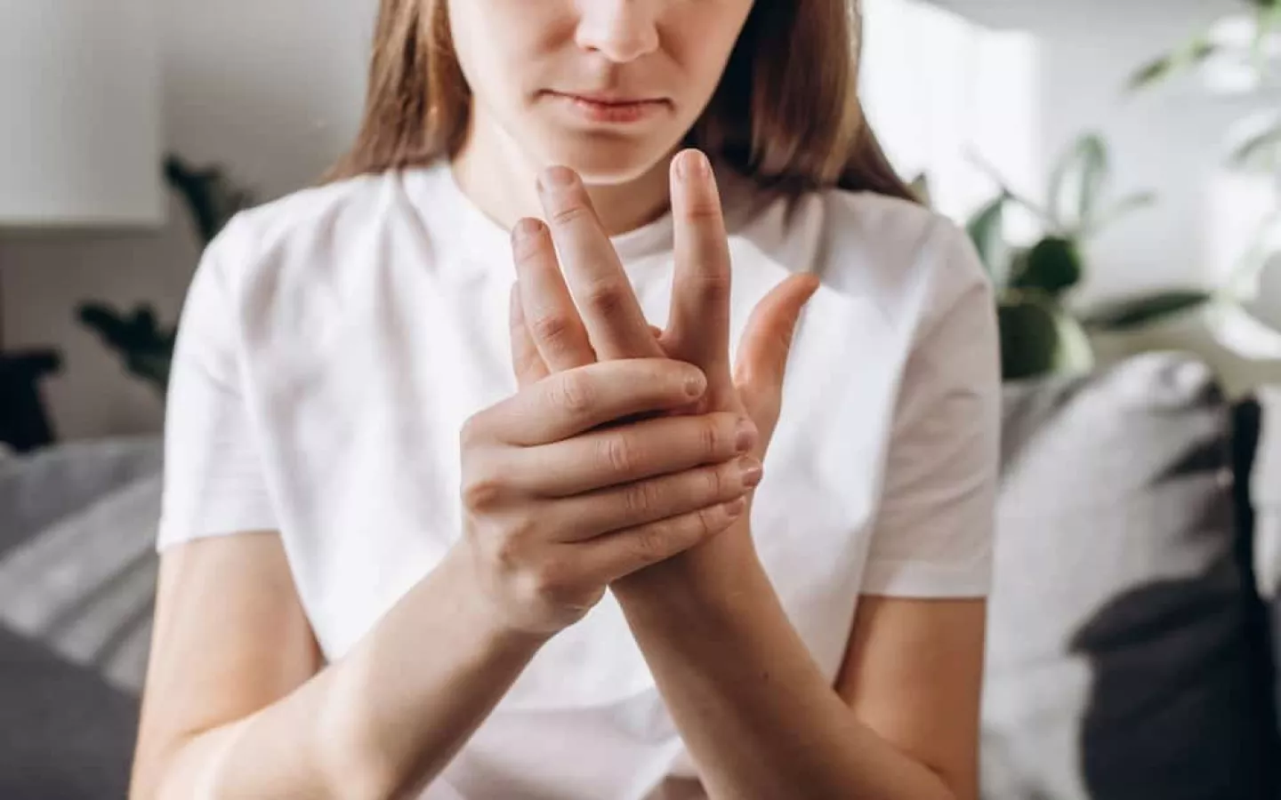 Une femme ayant les symptômes de la polyarthrite rhumatoïde