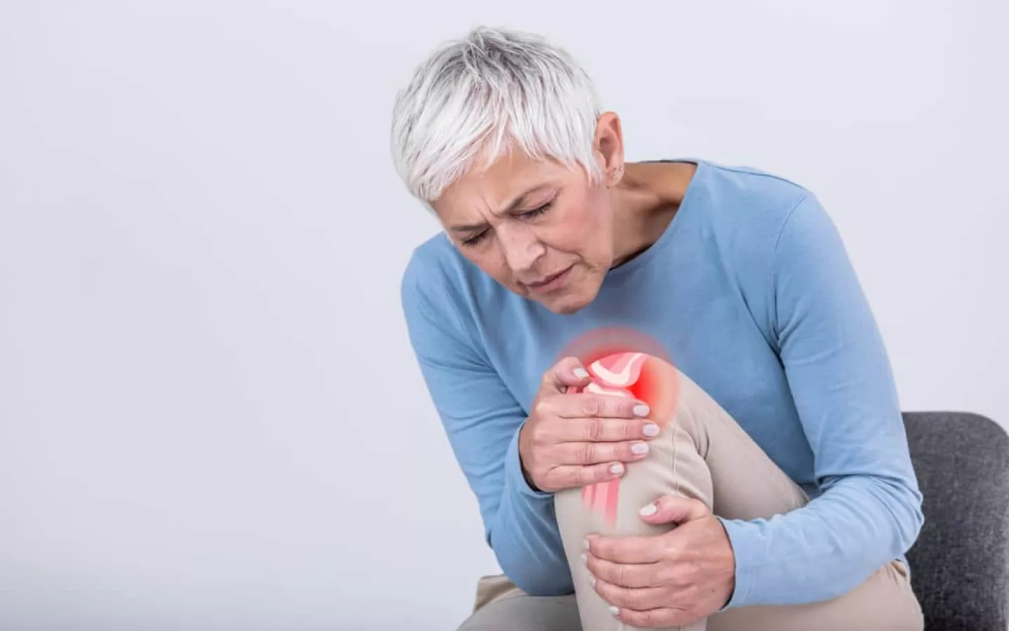 Une femme âgée qui a de l'arthrose au genou