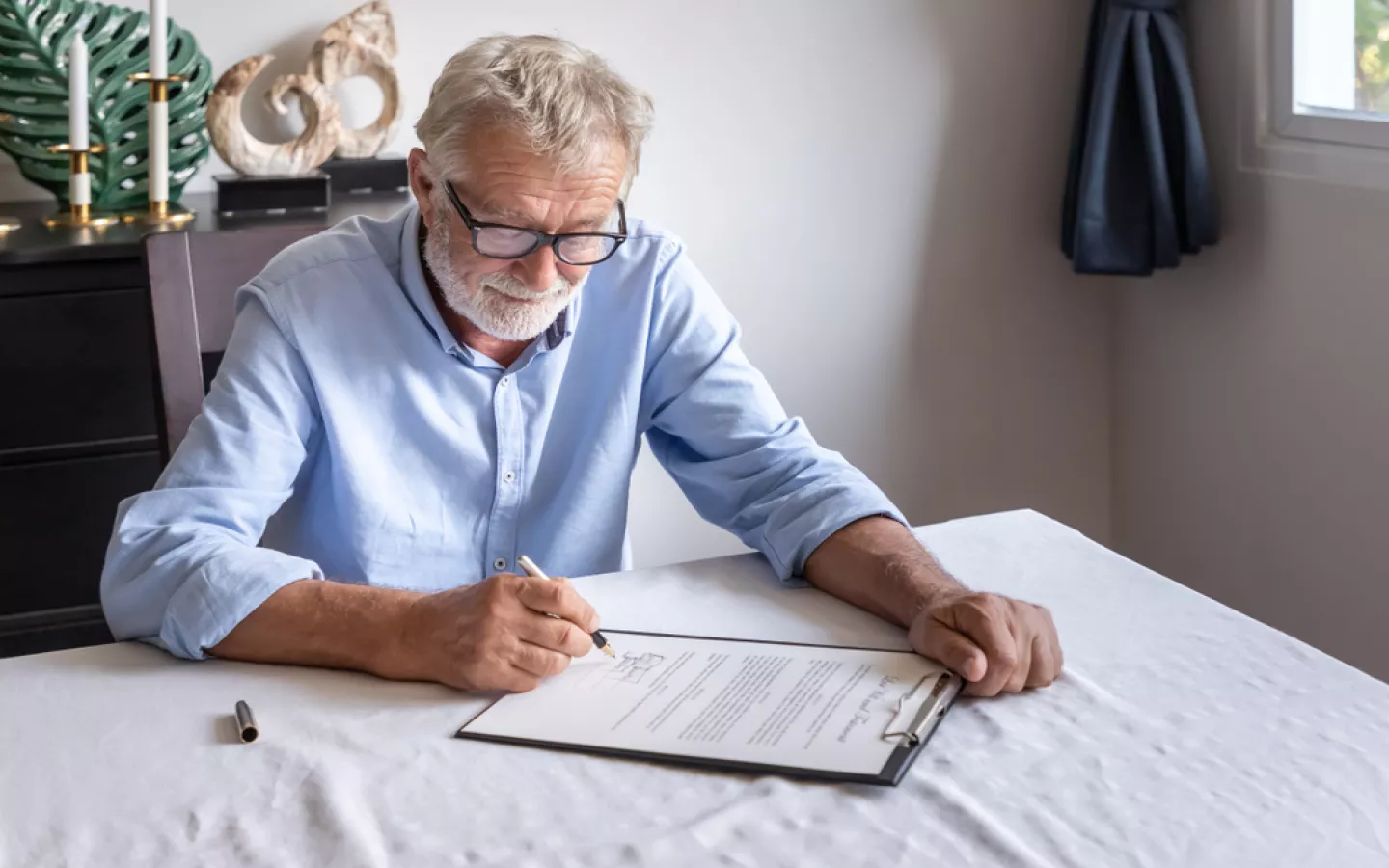 Un homme âgé rédige son testament mystique