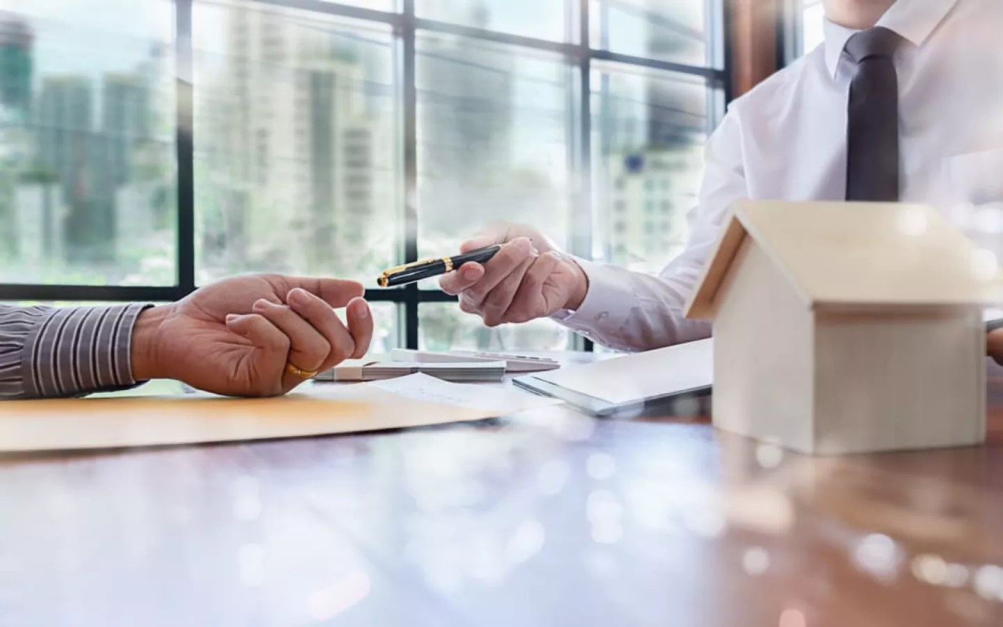 une personne qui renégocie son assurance prêt