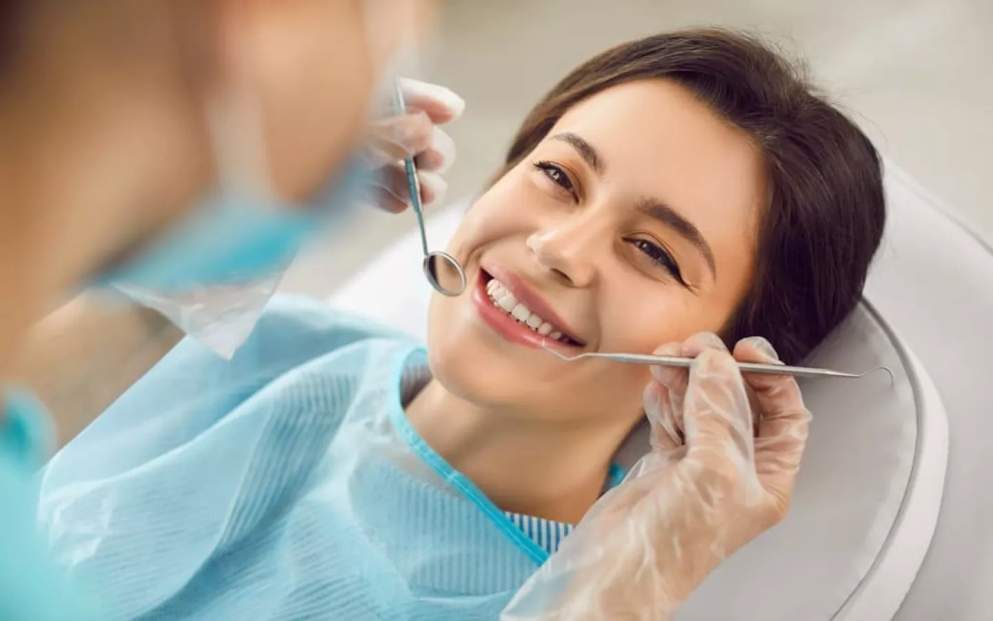une femme chez le dentiste