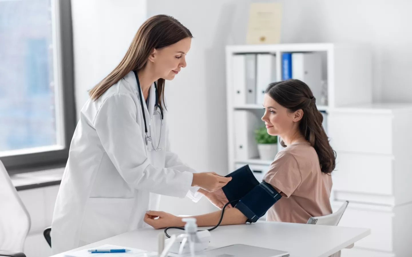 Femme en consultation chez son généraliste au nouveau prix