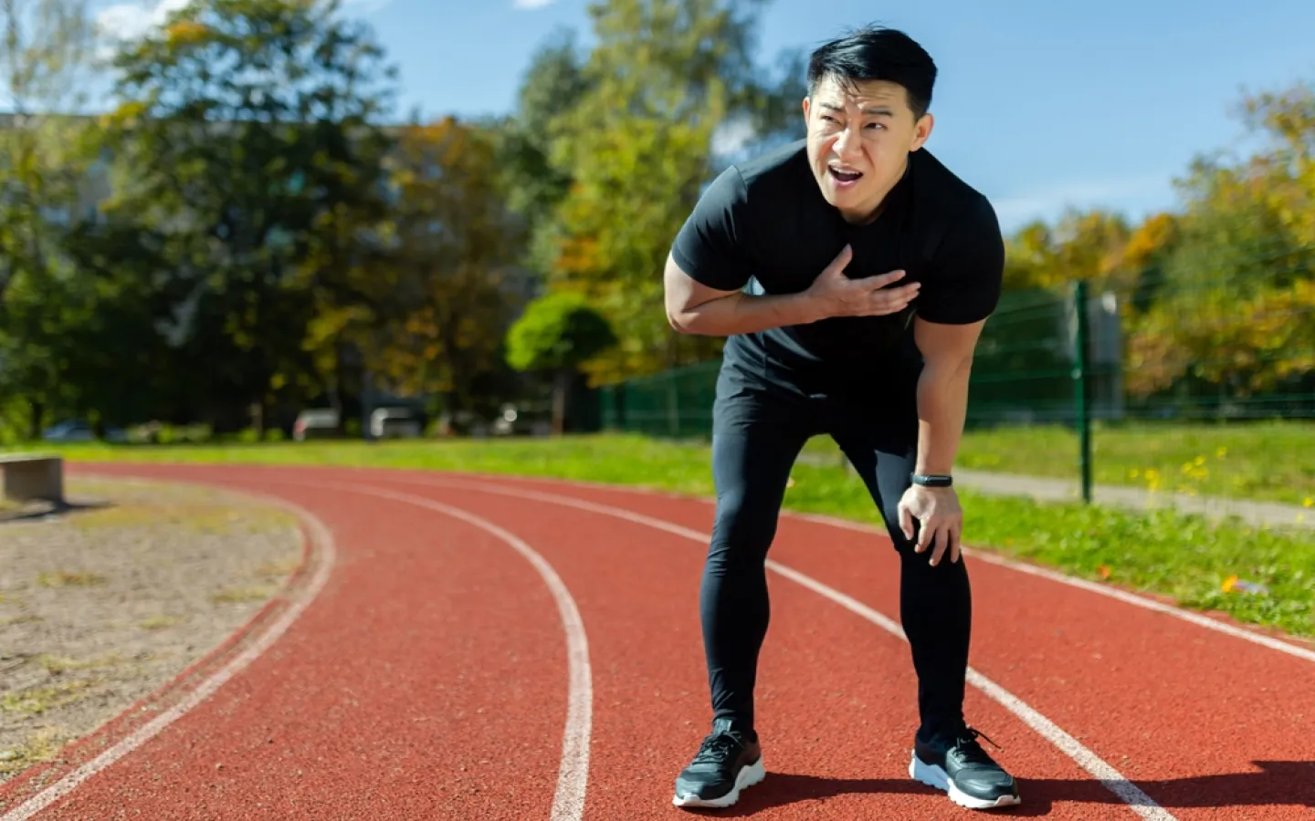 Un coureur a mal à la poitrine et fait peut-être une crise cardiaque