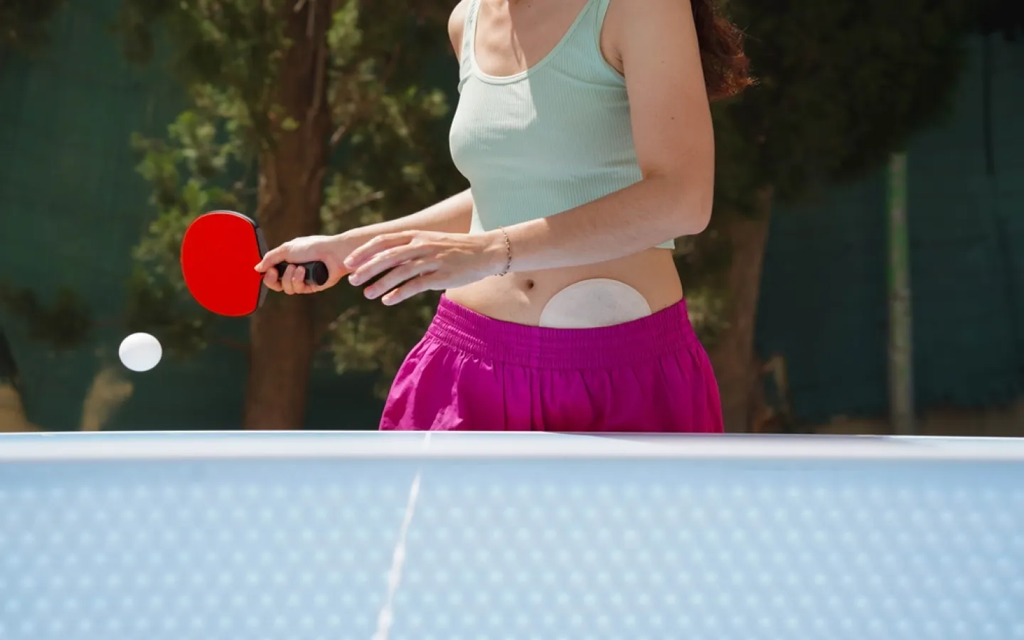 Une femme avec une poche de stomie fait du tennis