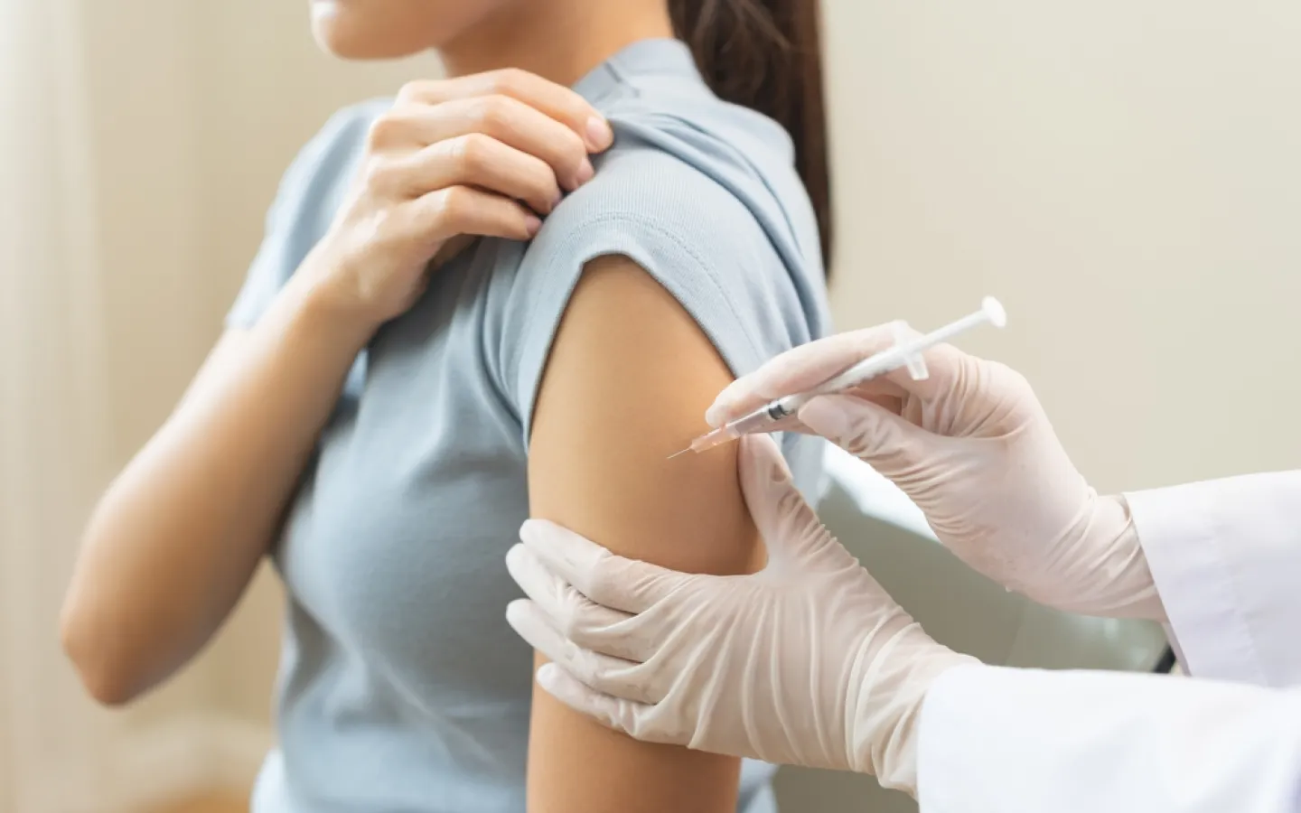 une femme se faisant vacciner contre l'hépatite B