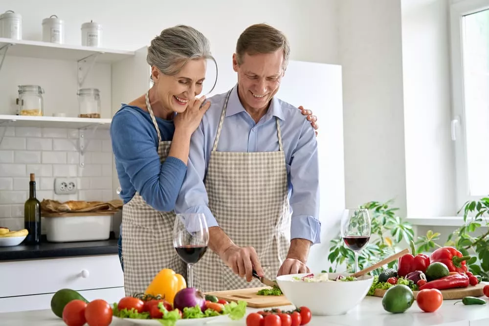 Couple de soixantenaires qui préparent un repas équilibré pour le déjeuner