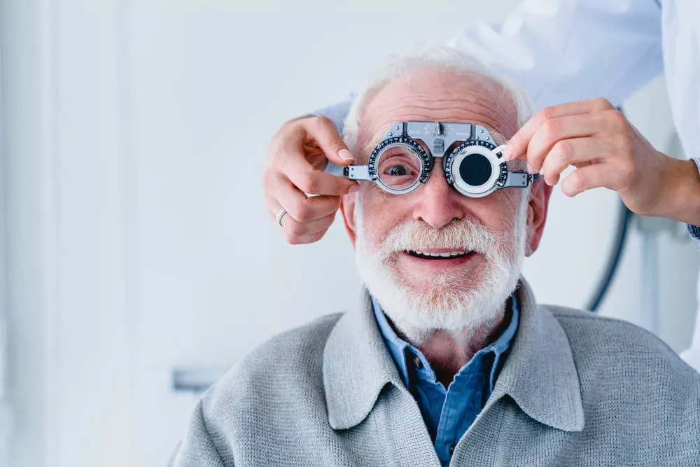 Personne âgée qui effectue des tests pour dépister une maladie oculaire liée à la vieillesse