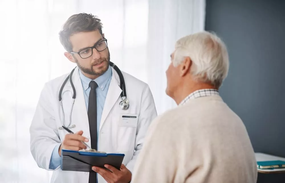 Médecin neurologue en consultation avec un patient âgé