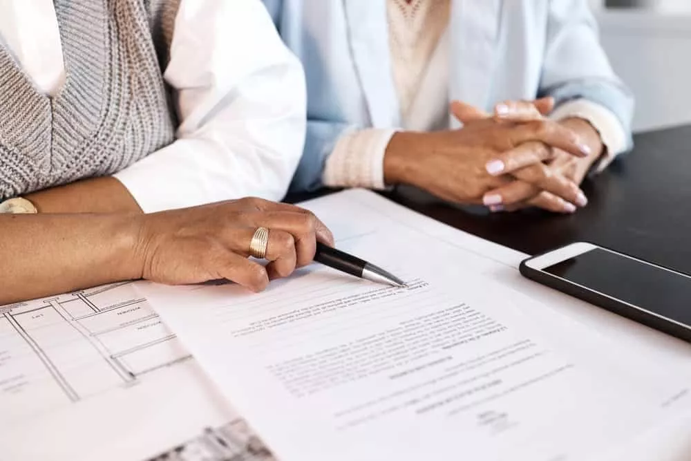 deux femmes lisent un contrat d'obsèques