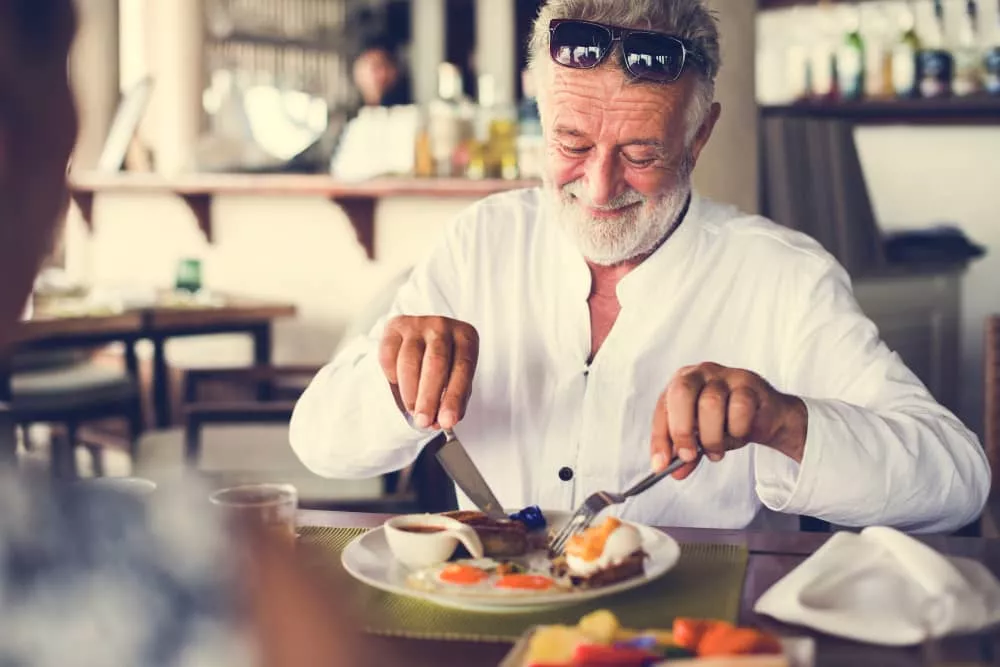 Homme mûr prenant son petit-déjeuner