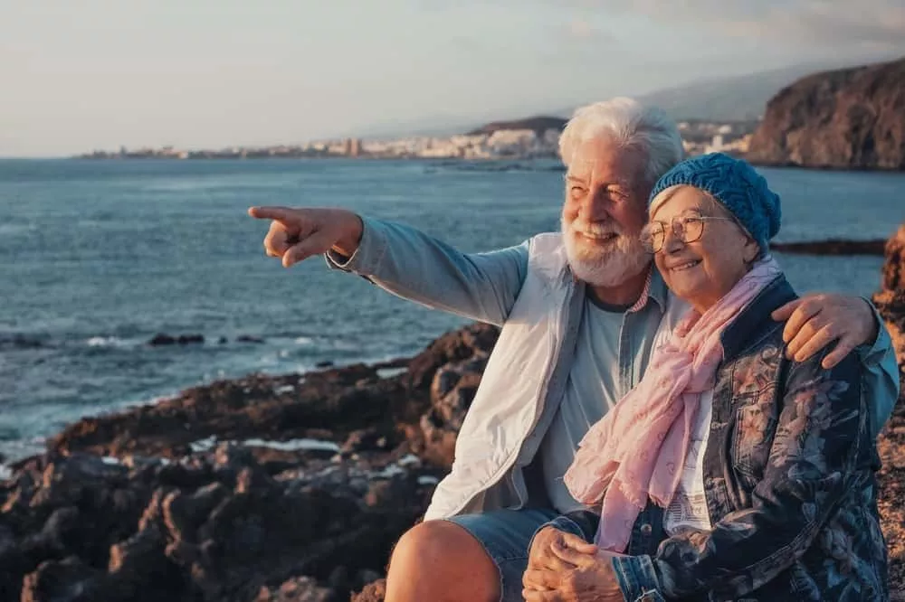 couple de personne âgée en voyage