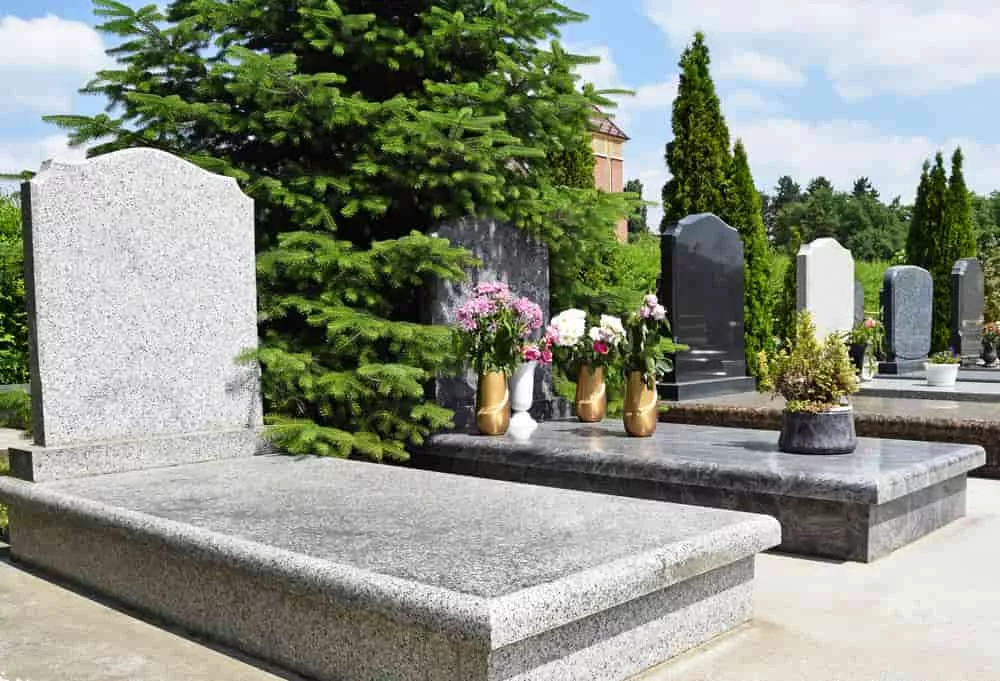 Pierre tombale classique en granit dans un cimetière