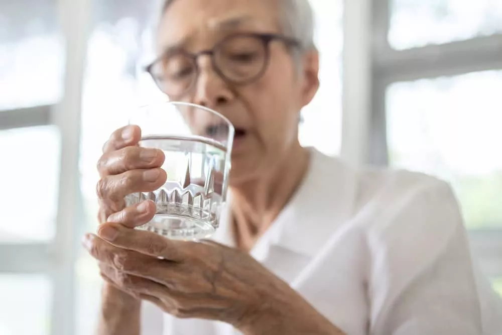 Une femme âgée qui a parkinson