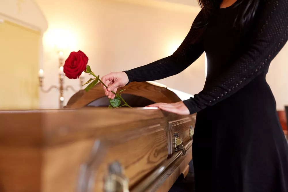 Femme qui assiste aux obsèques d'un proche