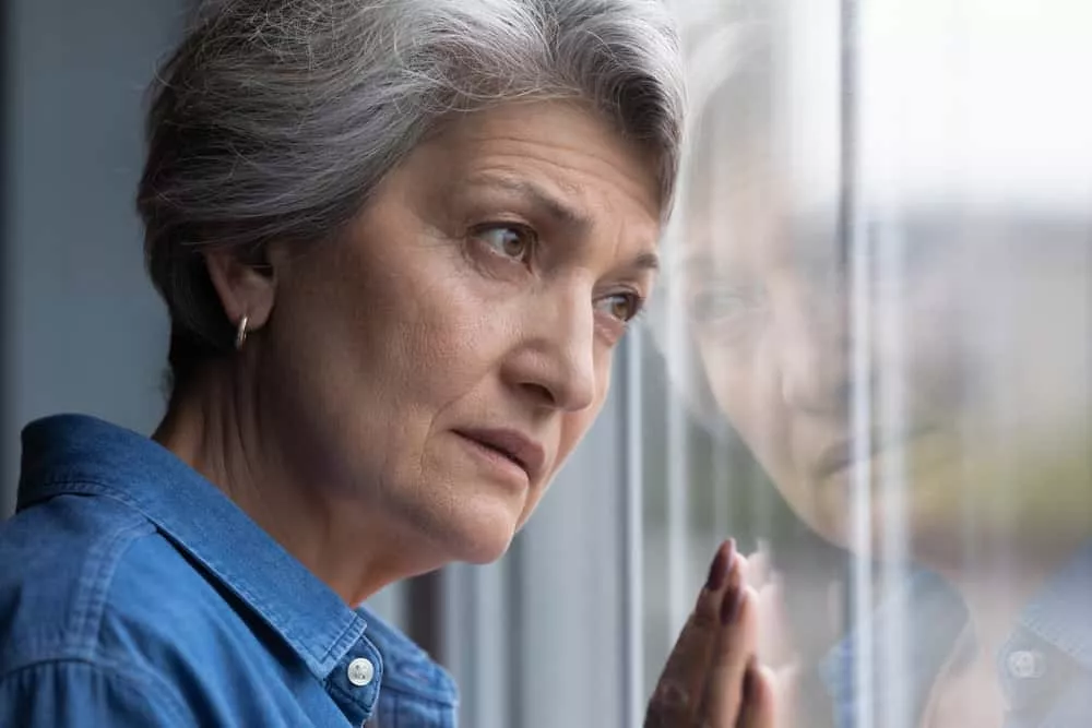 Une femme âgée qui fait le deuil d'une personne proche