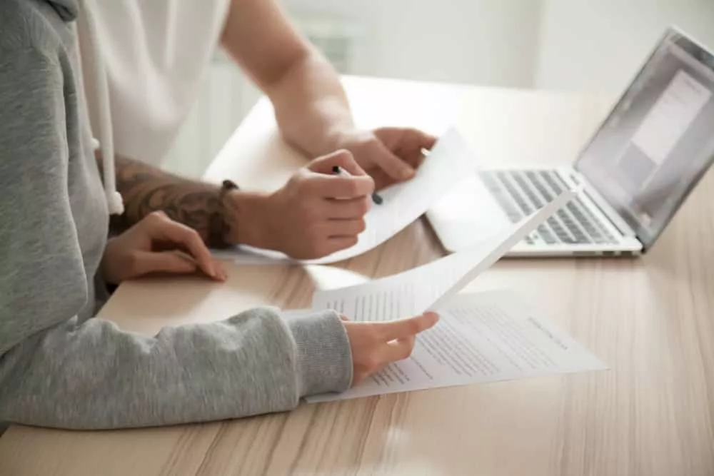 2 personnes en train de comparer les meilleures assurance obsèques