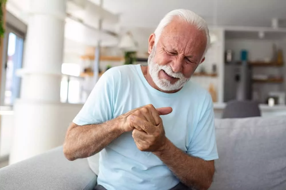 Un homme âgé qui a de l'arthrose de la main