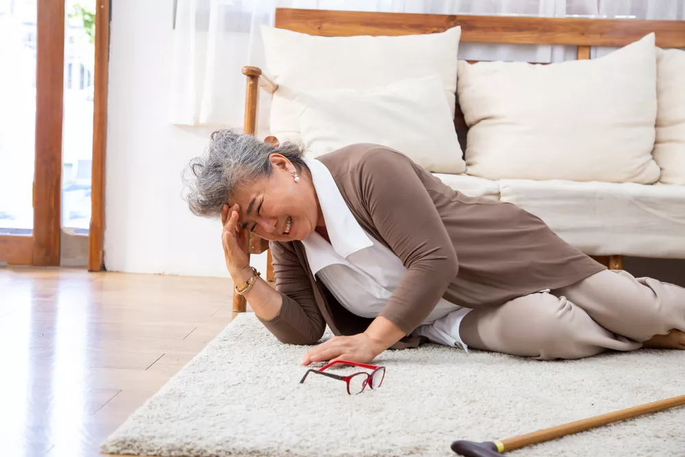 Une personne âgée qui fait un AVC