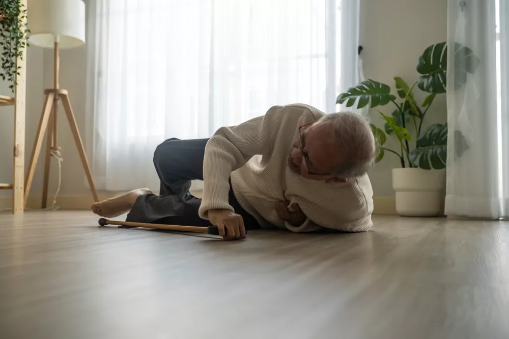 une personne âgée qui vient de chuter