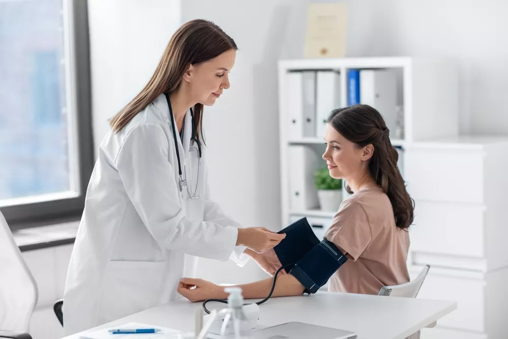 Femme en consultation chez son généraliste au nouveau prix