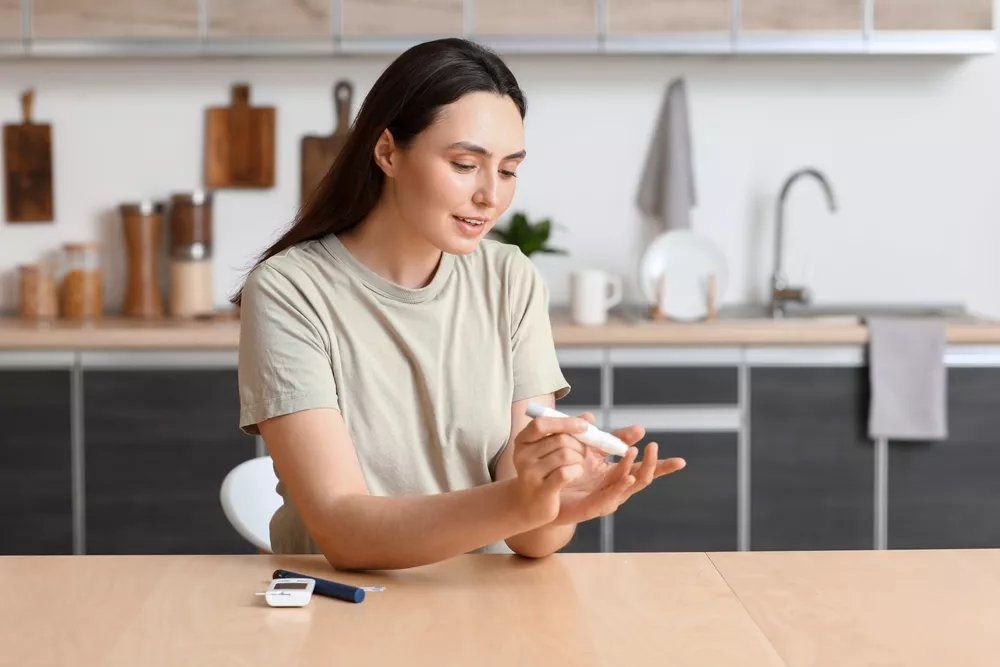Jeune femme avec diabète mesurant son taux de glucose