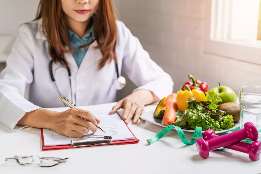 Nutritionniste ou diététicienne réalisant une consultation