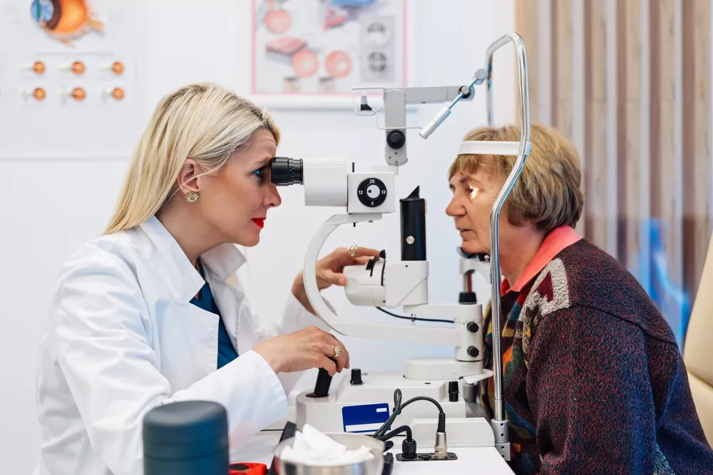 Une femme âgée en consultation chez son dentiste