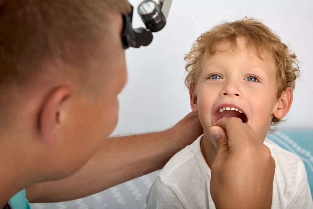 Enfant en consultation pour une opération des végétations adénoïdes