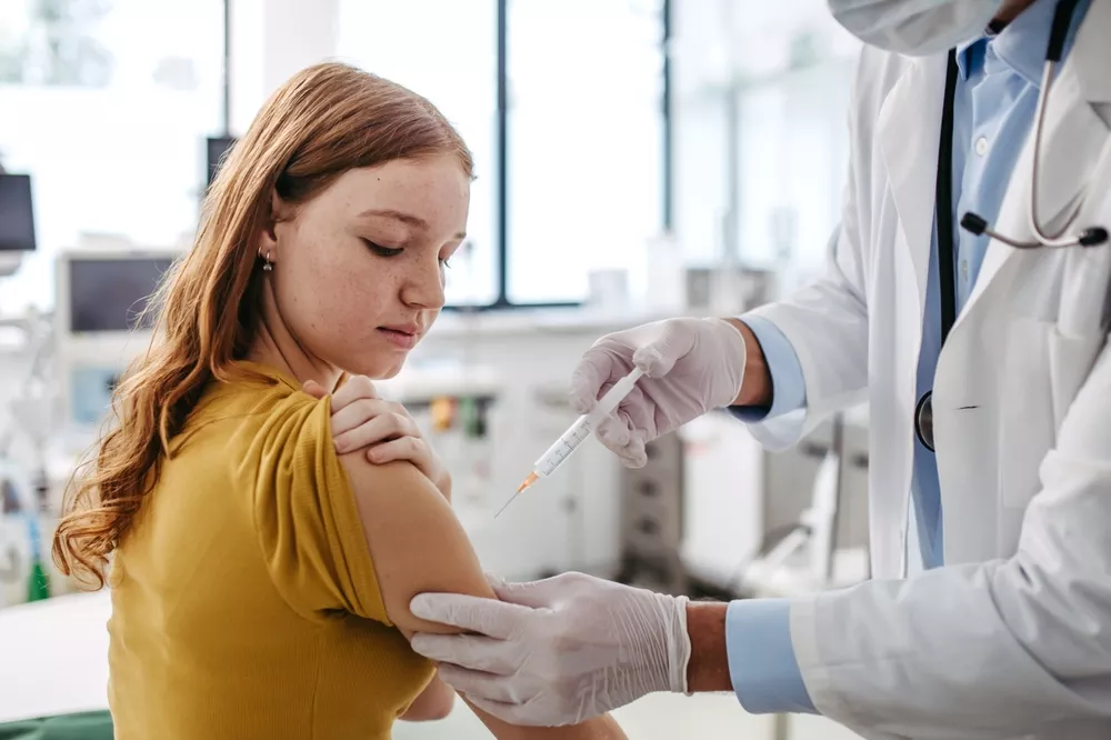 Jeune qui se fait vacciner contre le tétanos