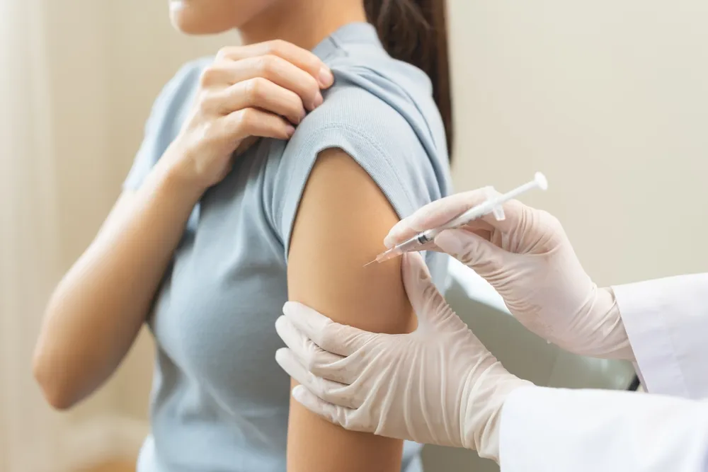 une femme se faisant vacciner contre l'hépatite B