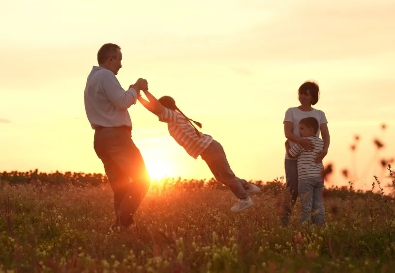 famille-heureuse-qui-a-une-bonne-mutuelle